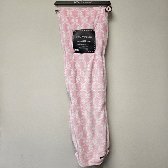 Betsey Johnson Other - Betsy Johnson Ribbon Bows Twin XL Ultra Soft Plush Throw Blanket Pink